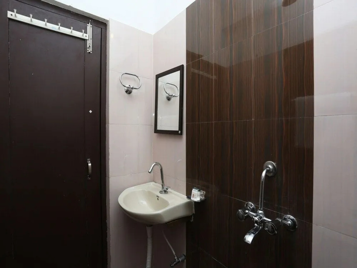 Oyo 30850 Hotel Hira