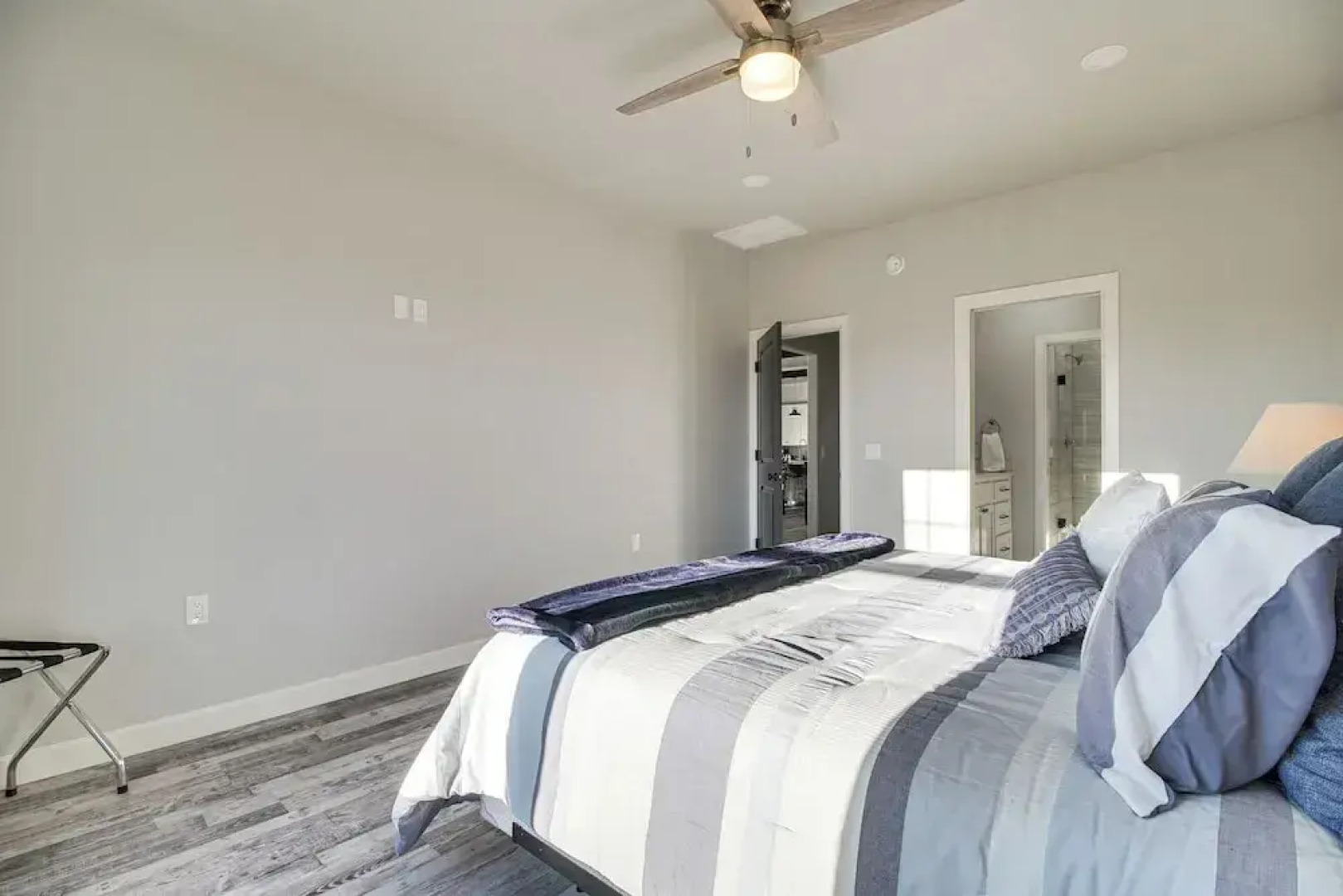 Near Shangri-la: Lake-view Monkey Island Home!