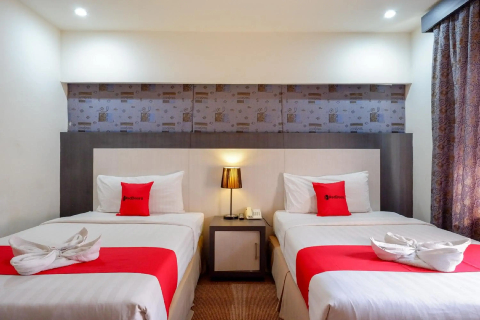 RedDoorz Plus near Hotel Benua Kendari
