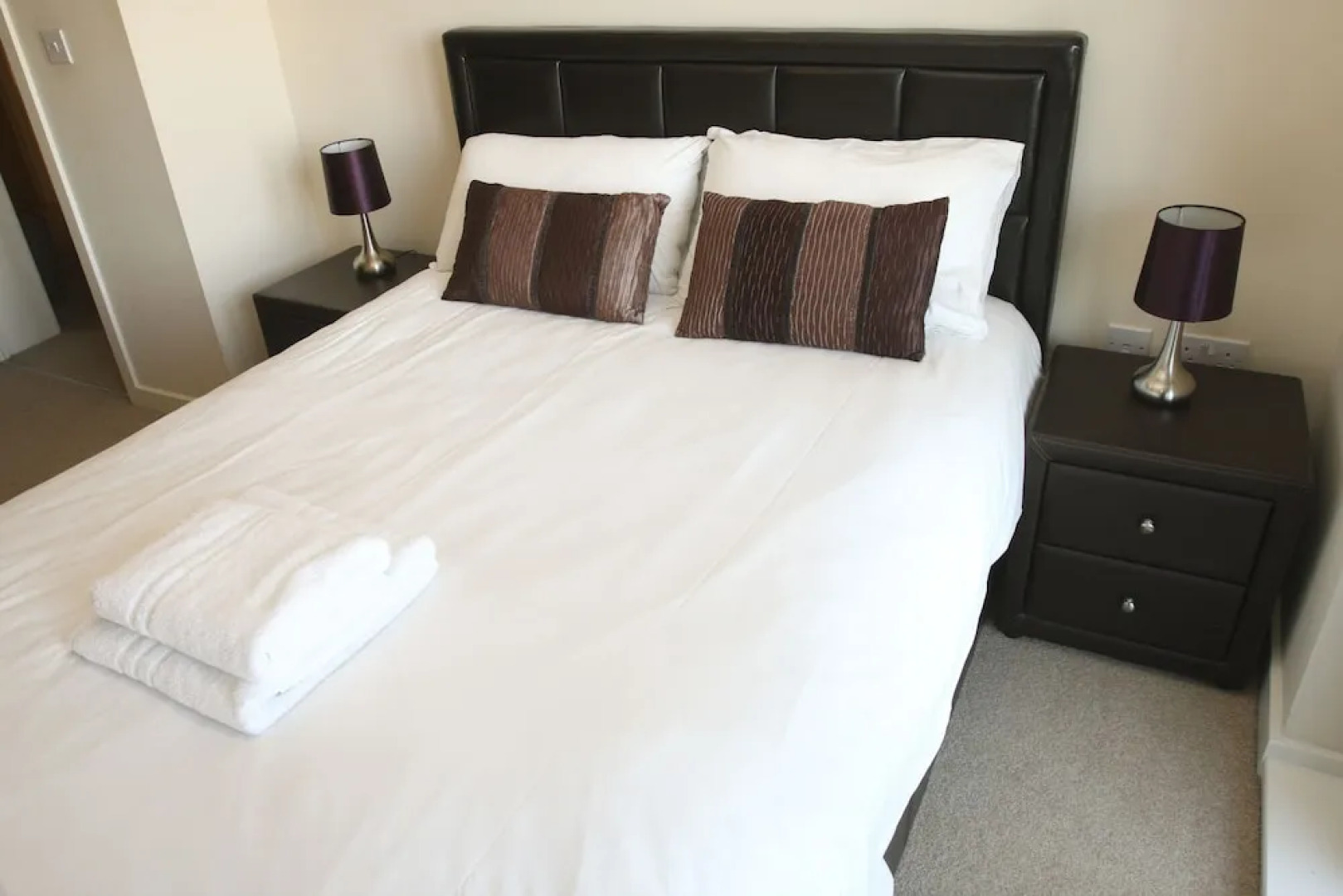 2 Bed Modern Apartment-Wilmington Close