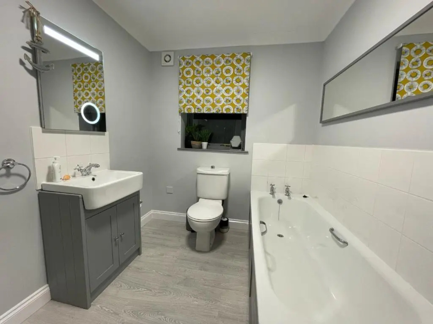 Modern Beach House 3 bed, 3 bath - Balcony sea view