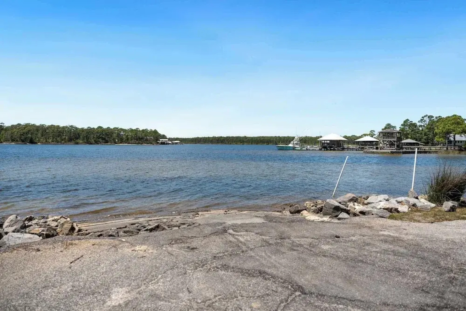Secluded Waterfront Retreat for 23 Dock, Pets OK
