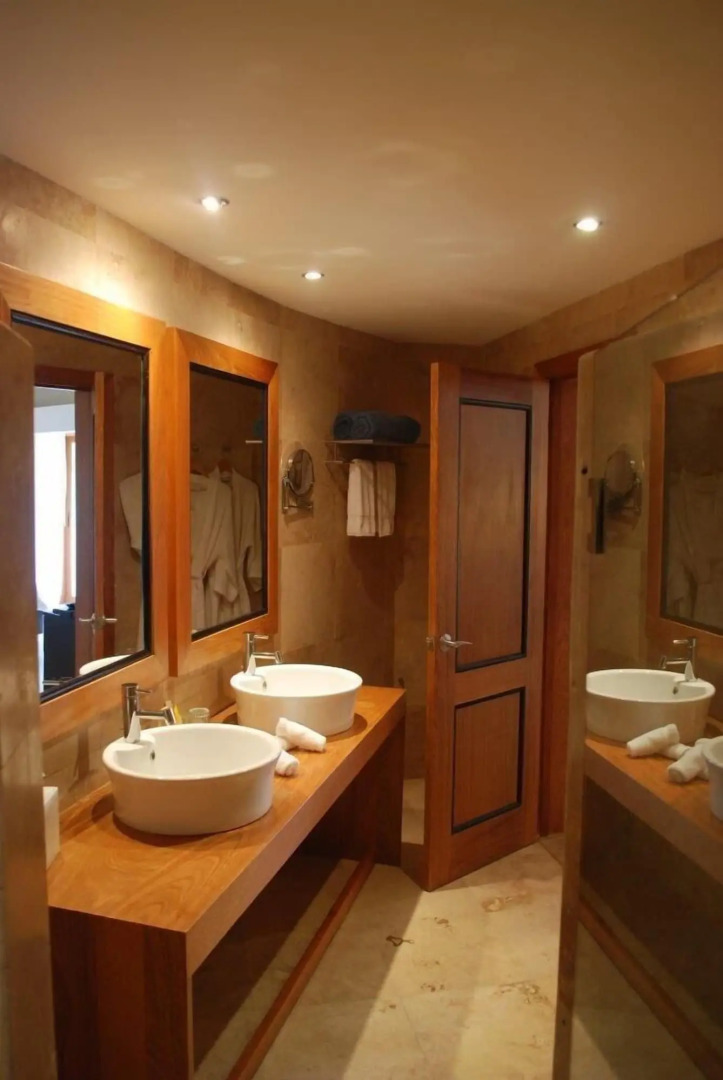 The Bannister Hotel & Yacht Club