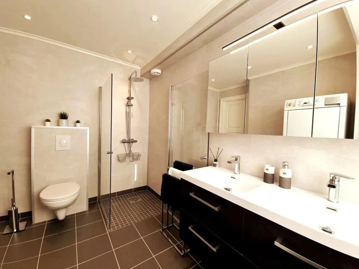 Bright And Modern Apartment Near Center, 85 M2, Fully Equipped, Free Parking