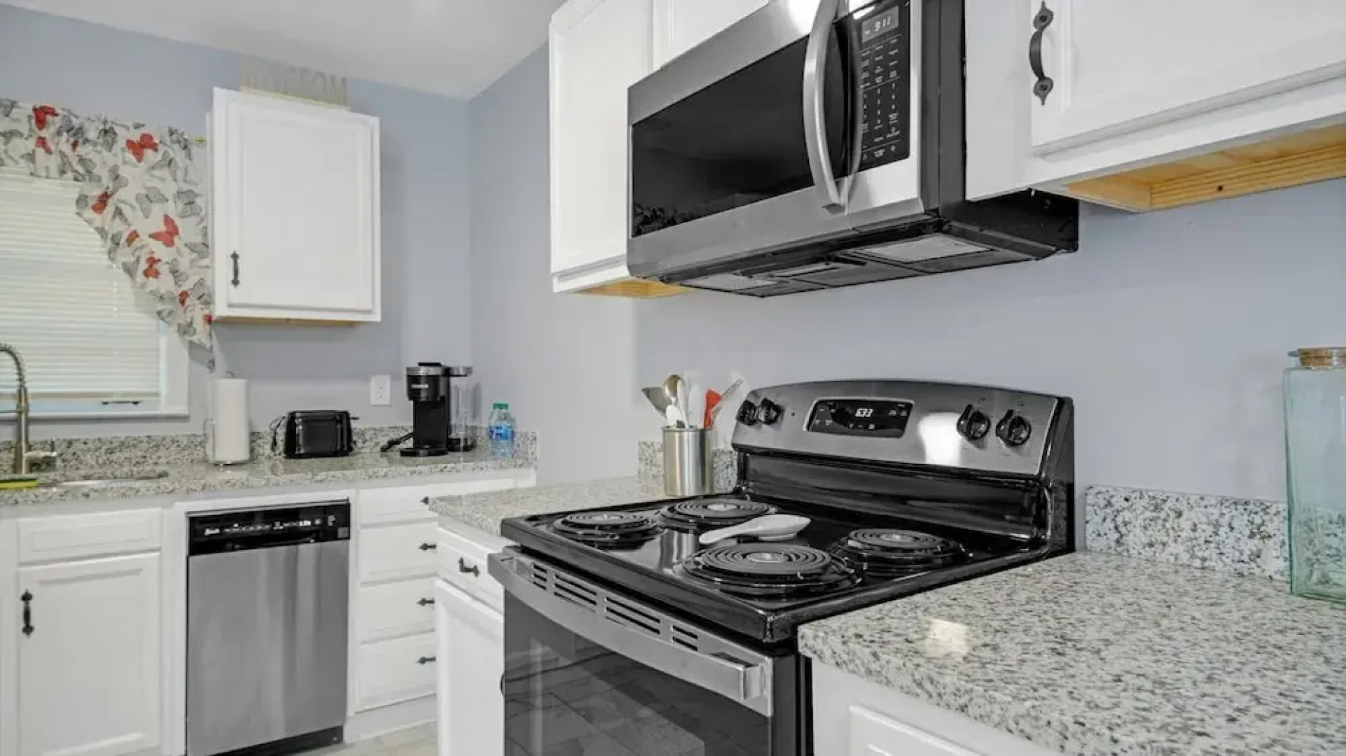 Spacious 3 Bedroom Home With Full Kitchen - Minutes From ATL Airport! 3 Home by Redawning