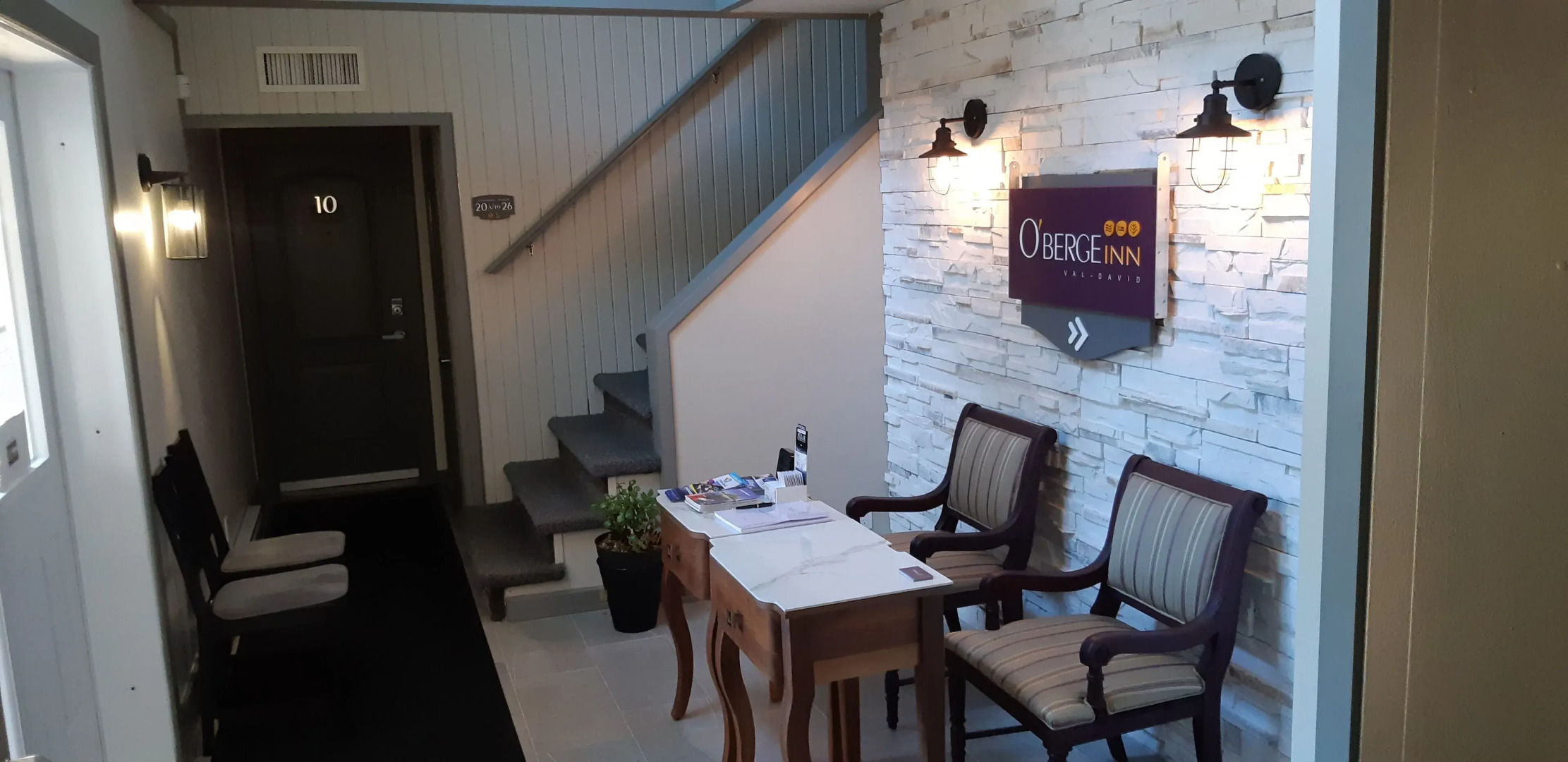 Oberge Inn  Riverside guest room in Val-David village with free parking