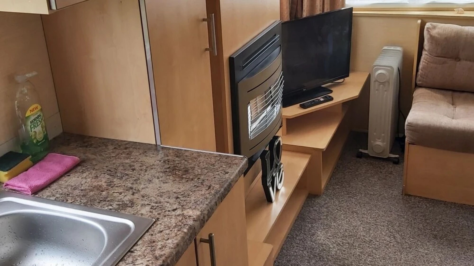 Adorable 2 Bedroom Caravan in Clacton-on-sea