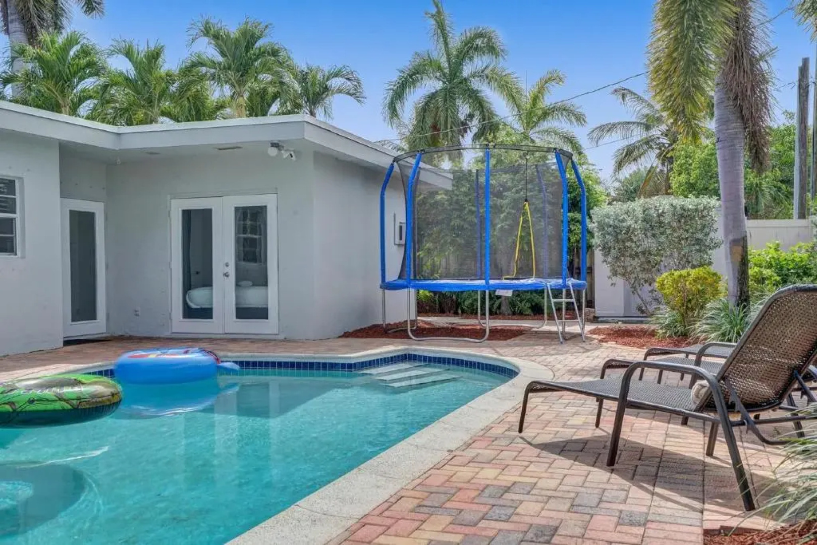 Modern 4bdr Home With Pool By The Beach