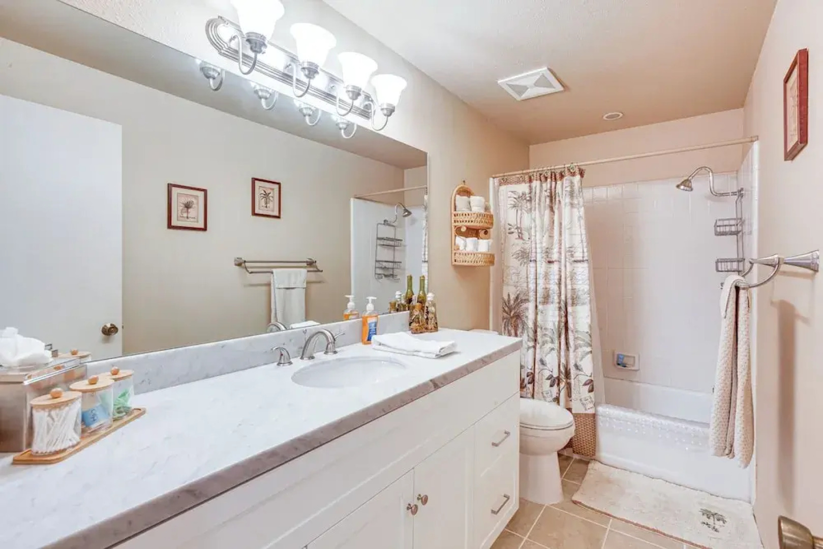 1 Mi to Shops on El Paseo: Condo w/ Pool Access!