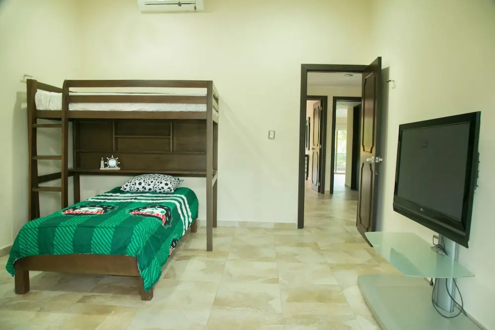 5 BR House with Pool and Private Beach