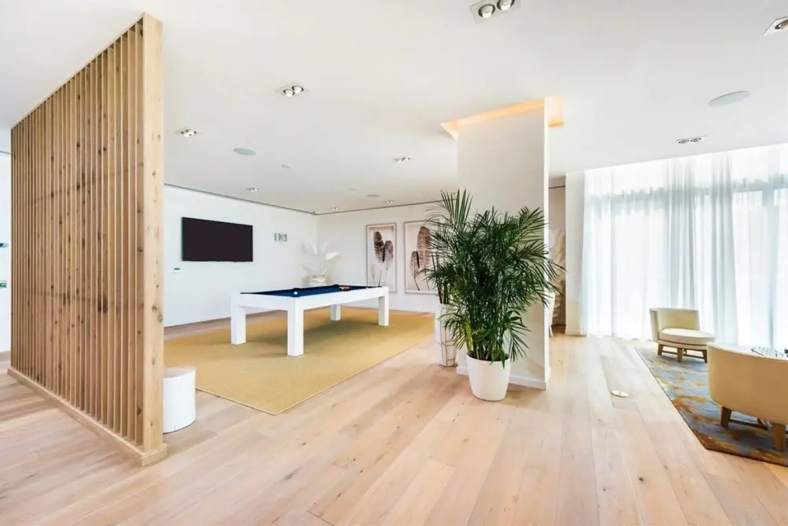 Top Fort Lauderdale Condo 7th Floor - Private and Sanitized, Hotel Amenities, Free Parking for Stays Over 27 Days, 400 ft From the Beach. Hosted by Super Host!