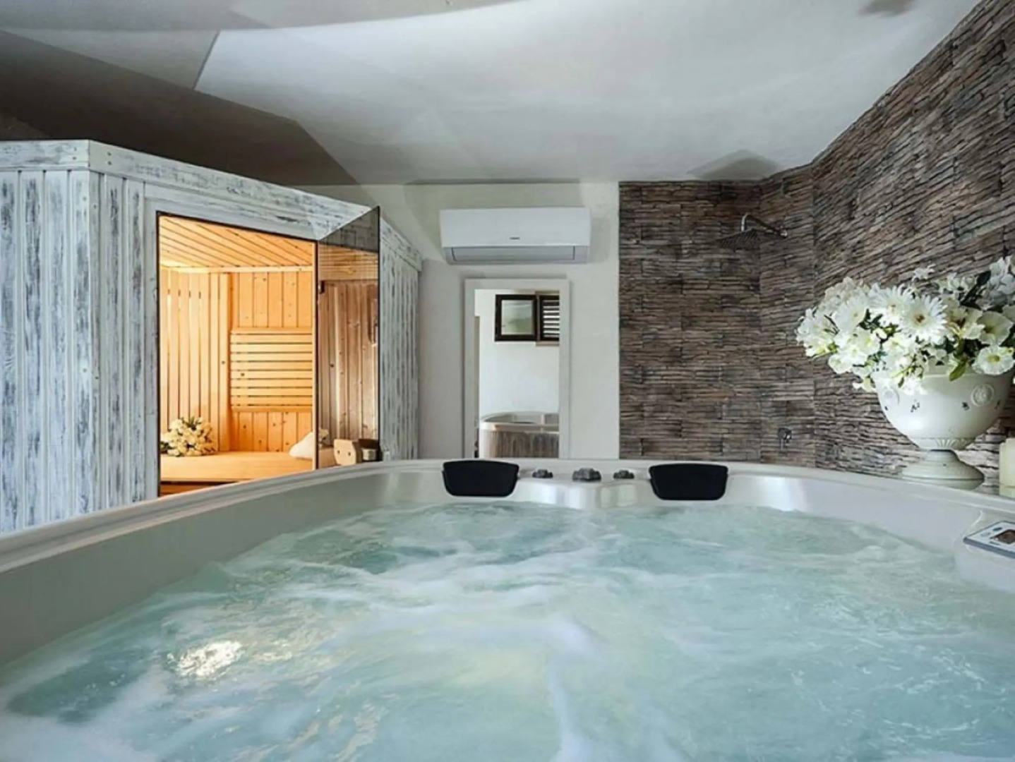 Beautiful villa with pool and private wellness area at 3 km from the seaside-VILLA DELLA LAGUNA