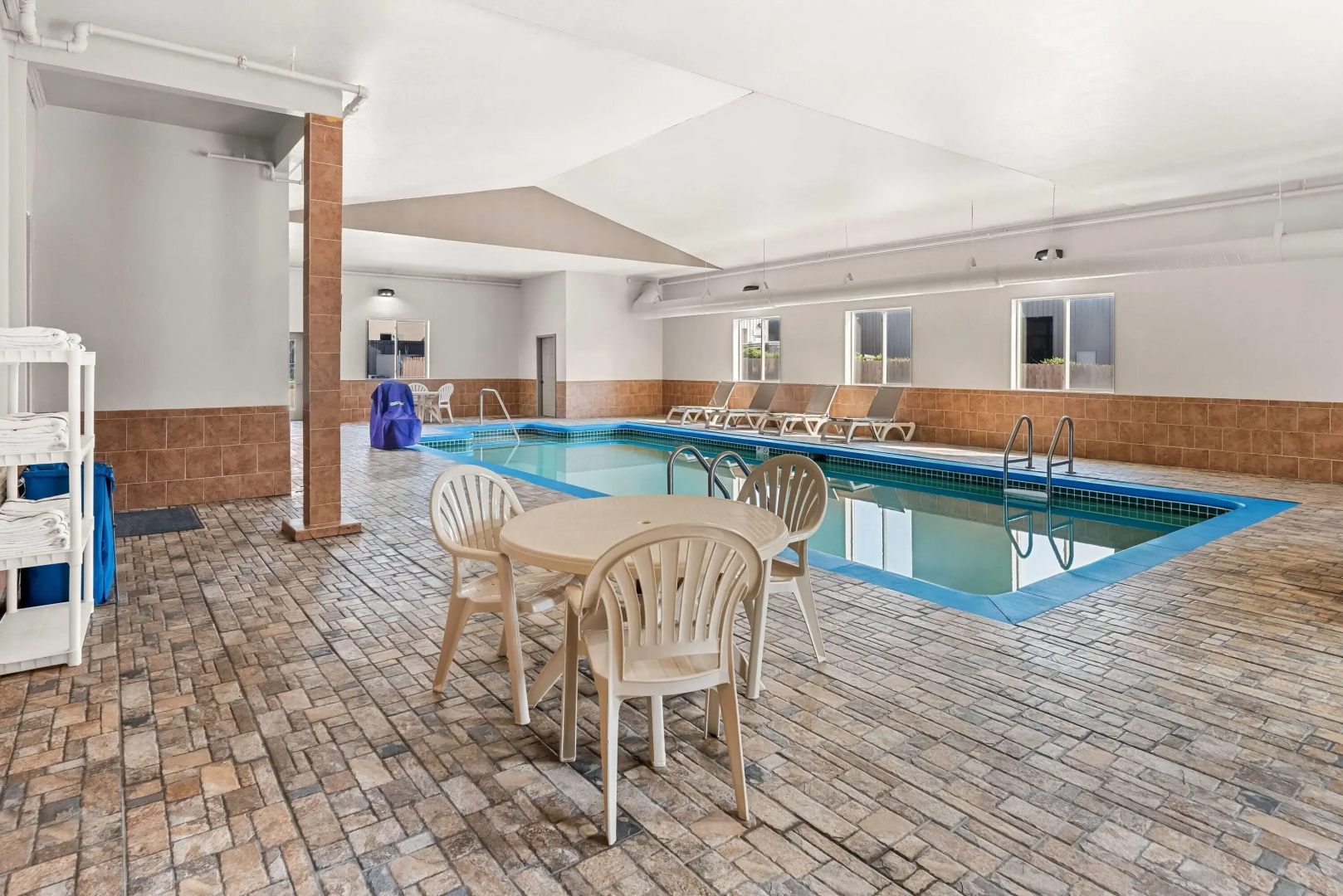 Days Inn & Suites by Wyndham Cedar Rapids