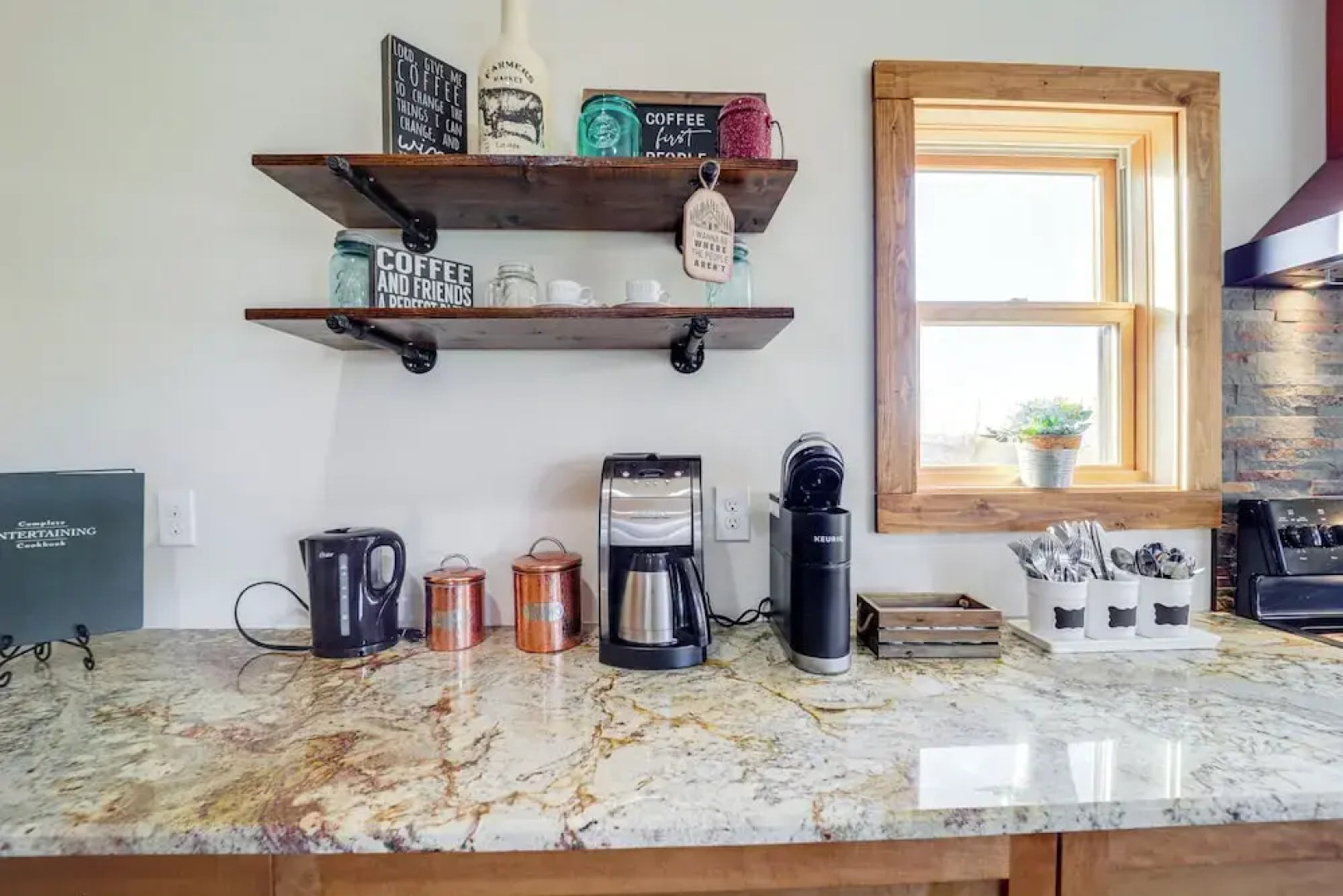 Mountain-view Deck: Group Getaway in Fleetwood