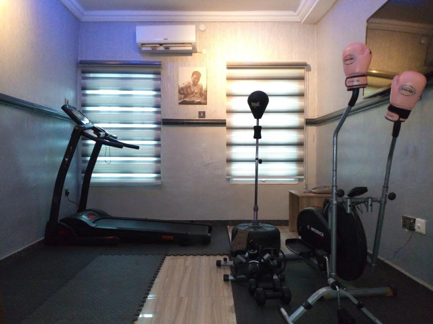 Euro Lounge and Suites