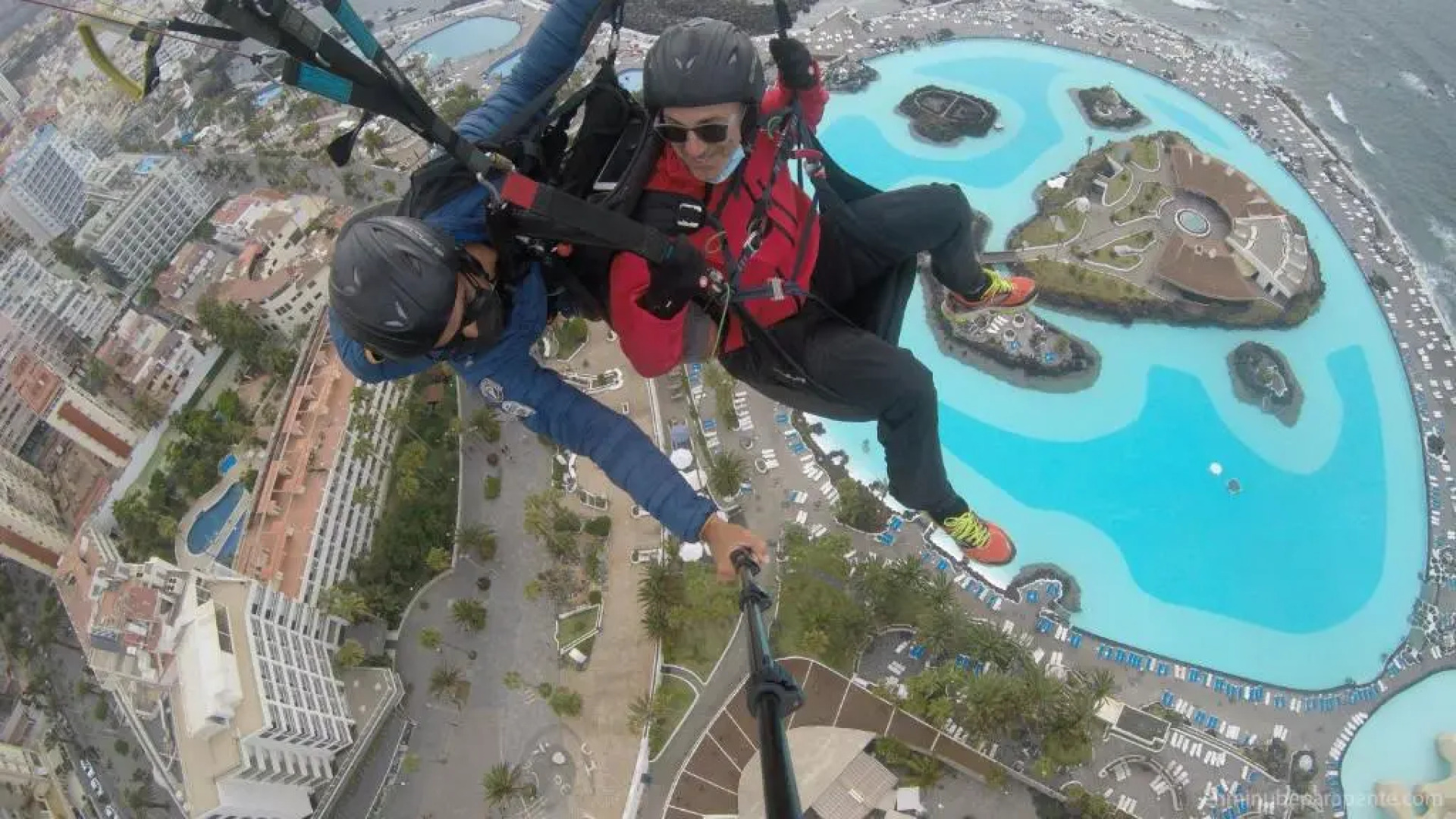 Valle, montañas y mar cristalino