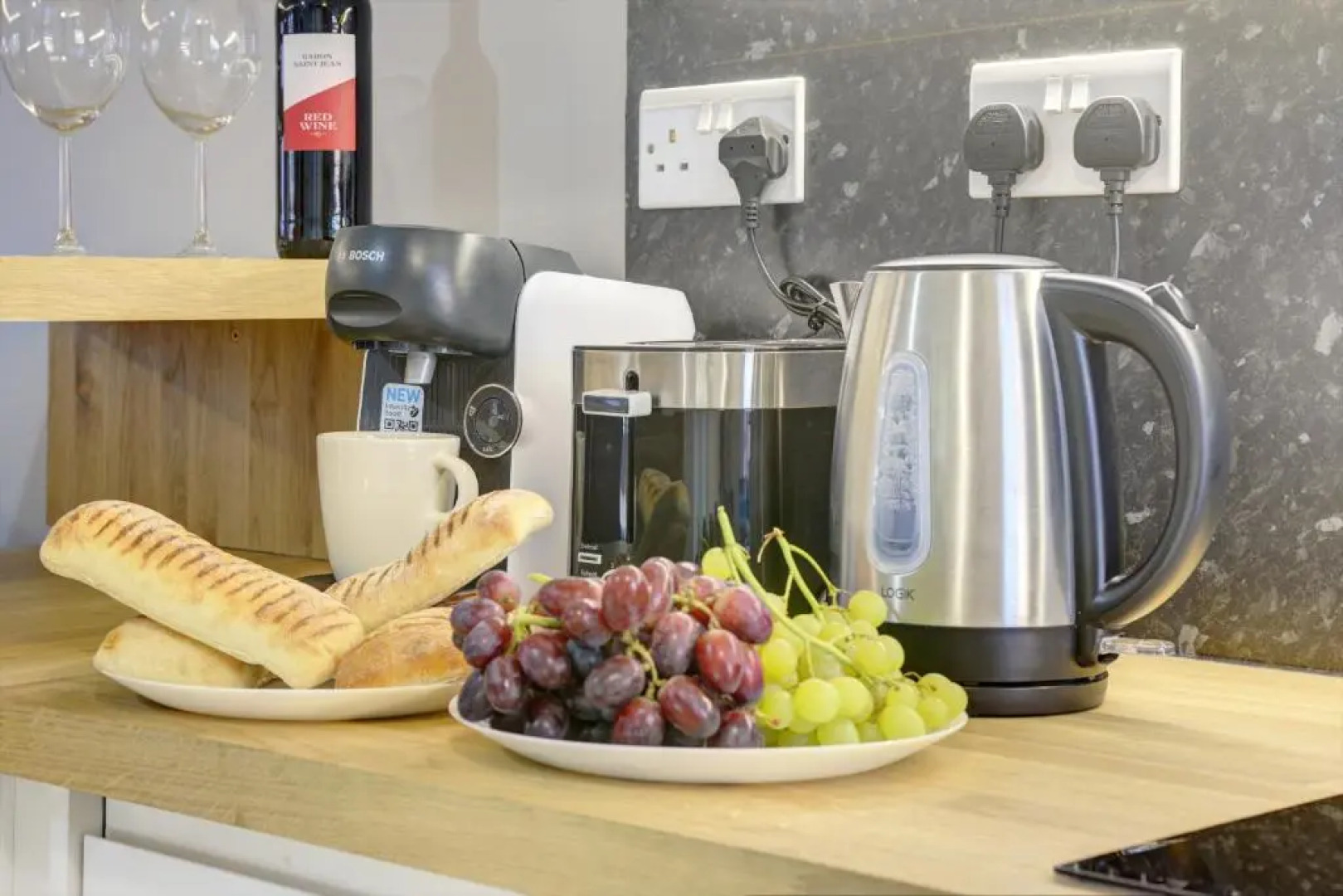 Modern 2BR House & Private Parking & Kid-friendly