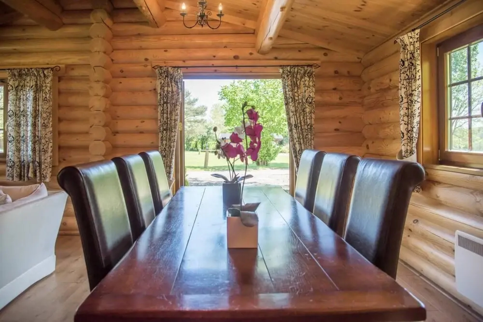 Oak Lodge With Hot Tub, Kingfishers