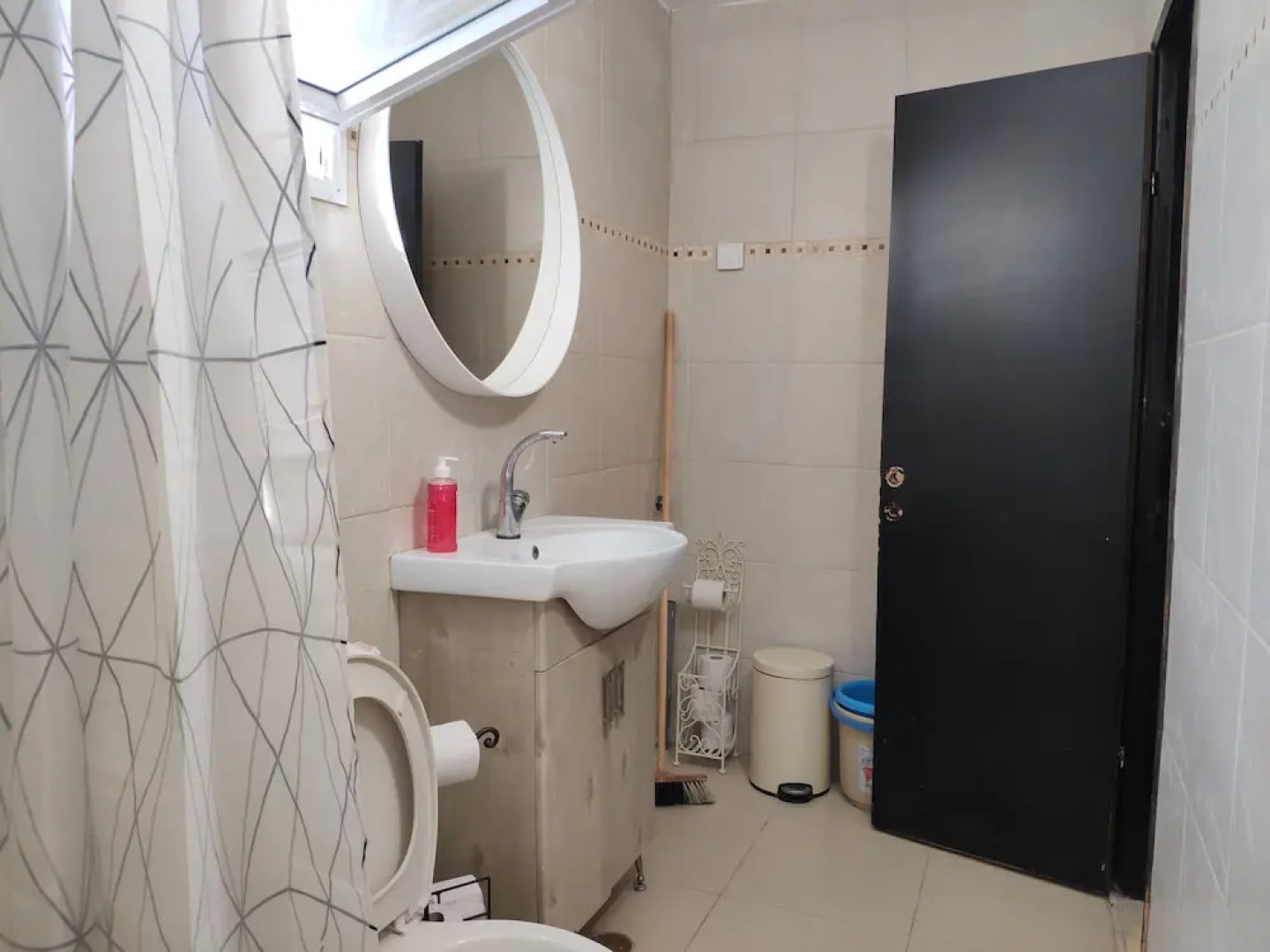 Private & Spacious Apt w Queen Beds PRKG