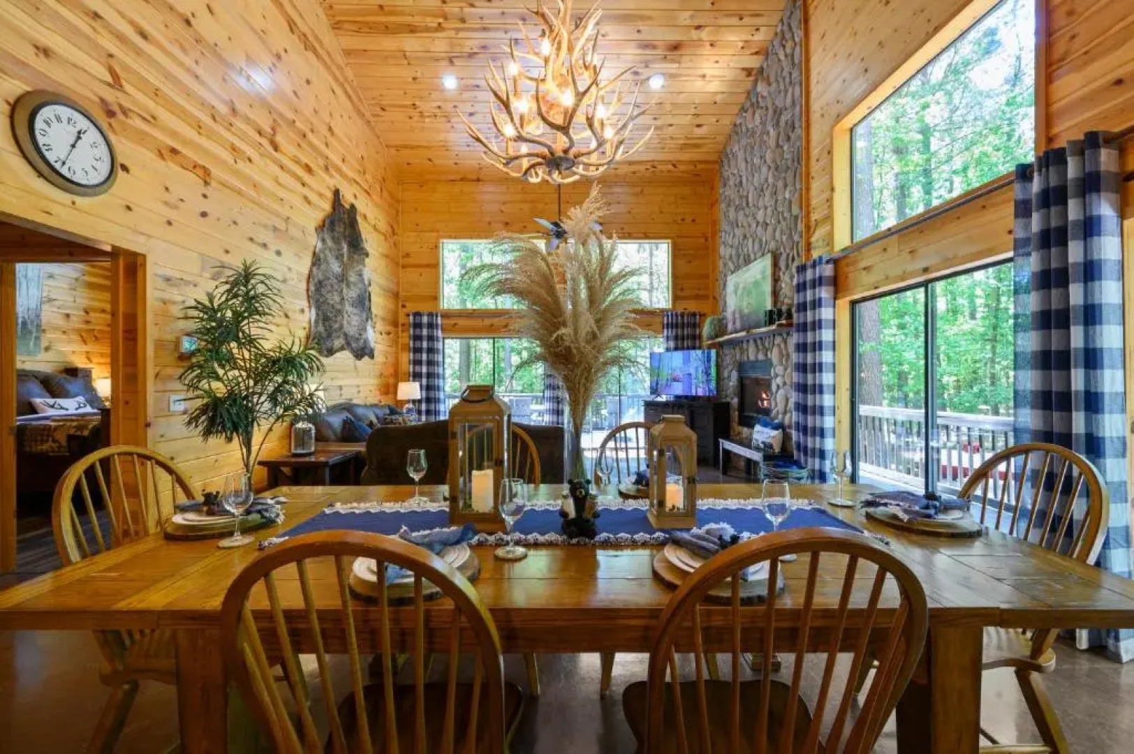 Hickory Bear - Secluded Cabin, Sleeps 10, New Hot Tub, Fire Pit, Arcade, Foosball Table & Deck Slide
