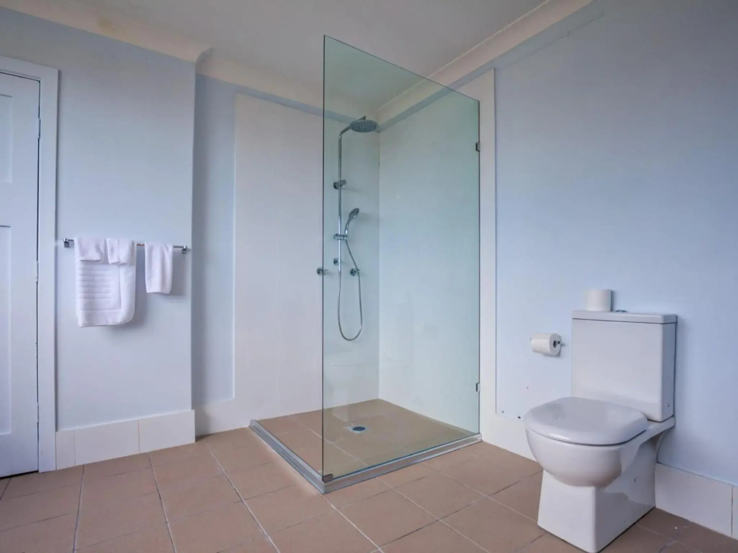 KITESURFER Gerroa 4pm checkout on Sundays