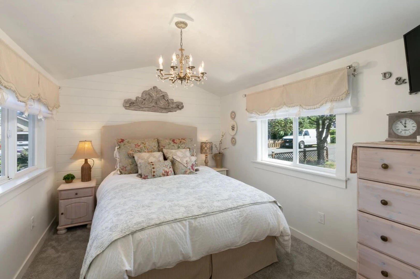 Red Door Cottage by Avantstay Cute Cottage w/ Ocean Views 1 Block From Beach!