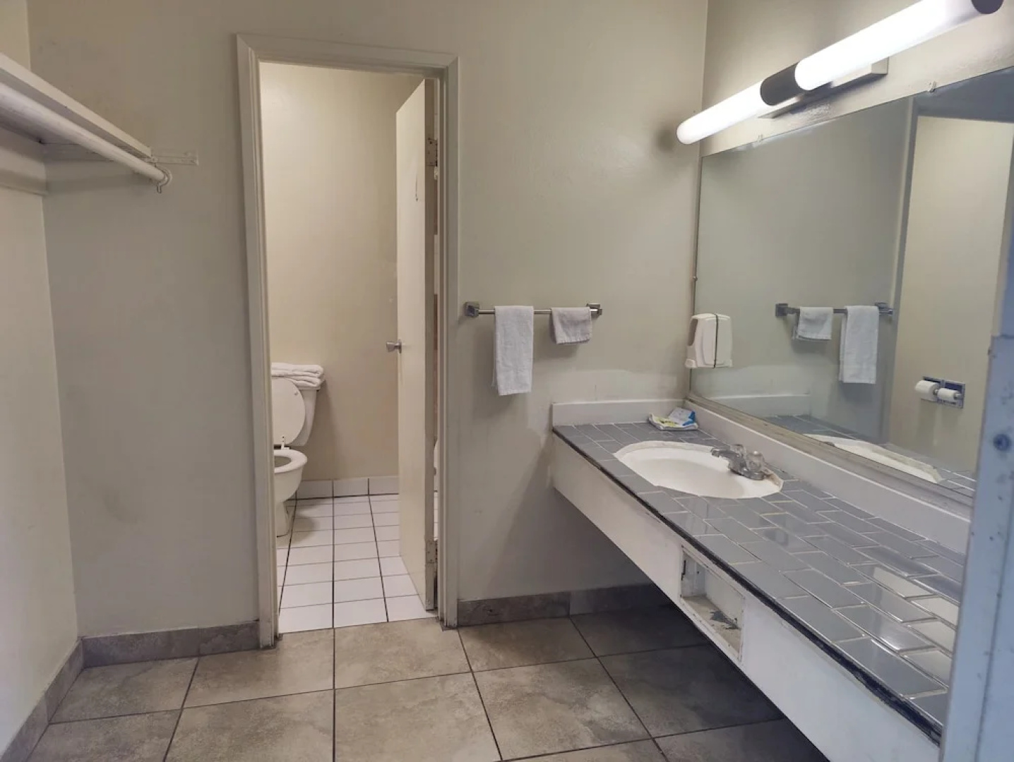 Best Inn & Suites