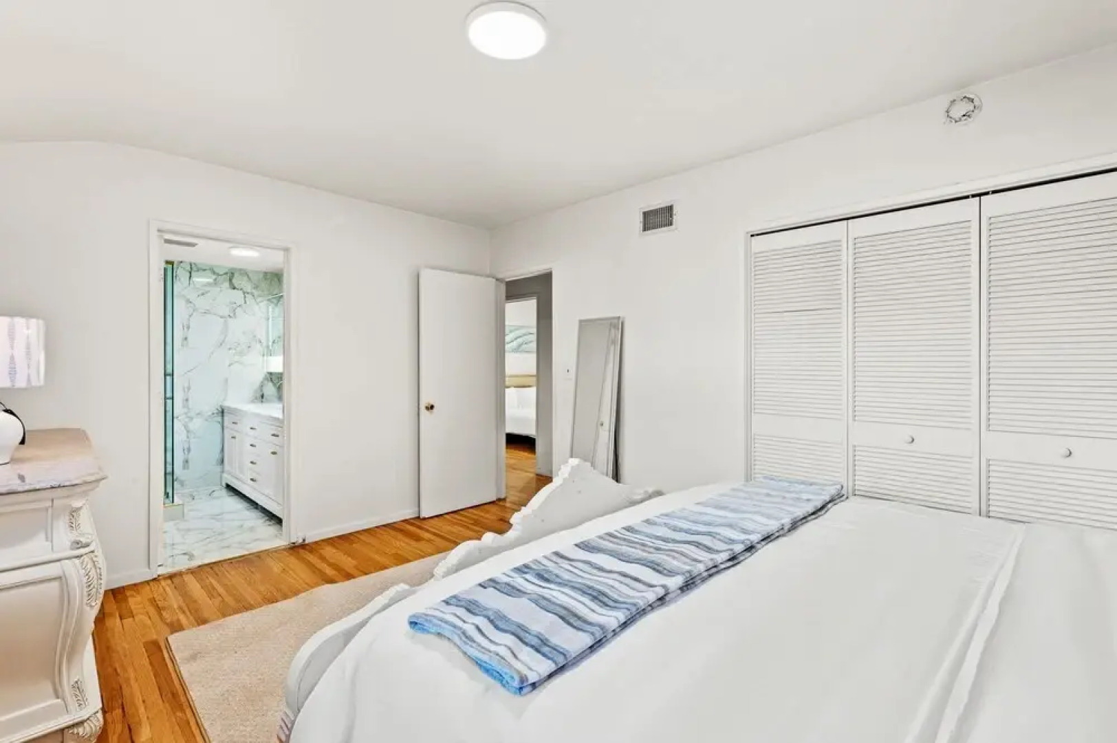 Perfect Family Home With Fireplace Spacious Yard