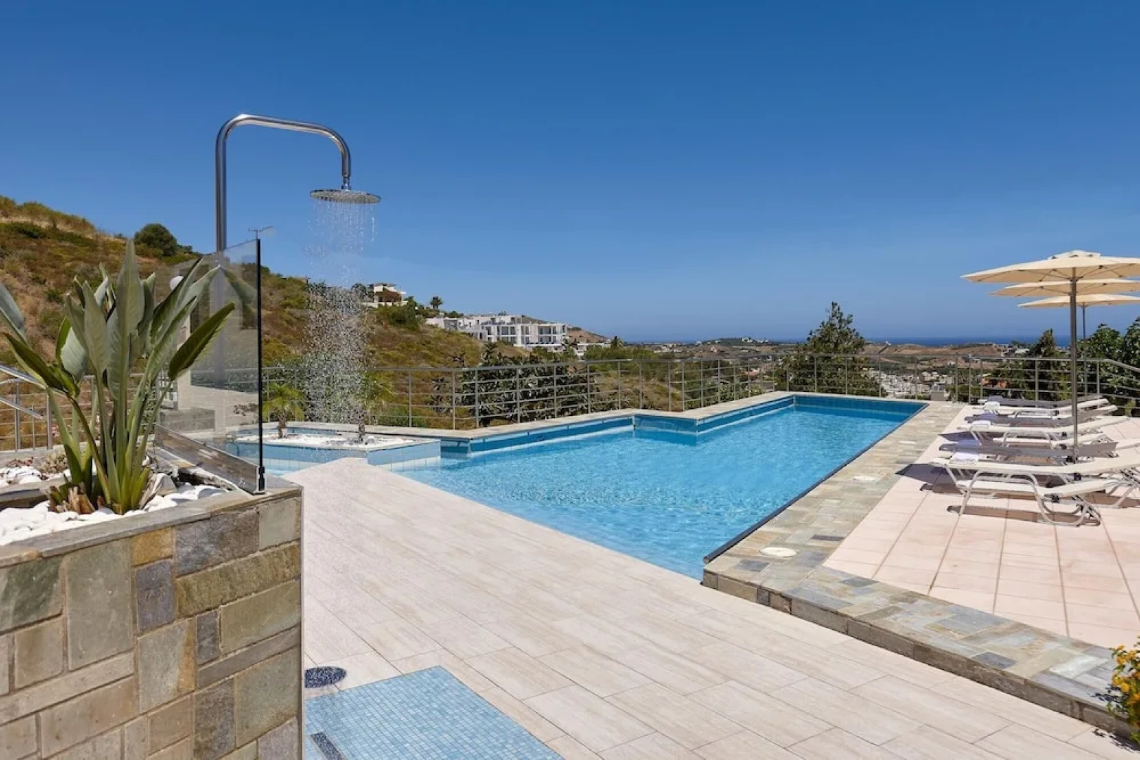 Cozy Pool Front Apartment With sea View Green