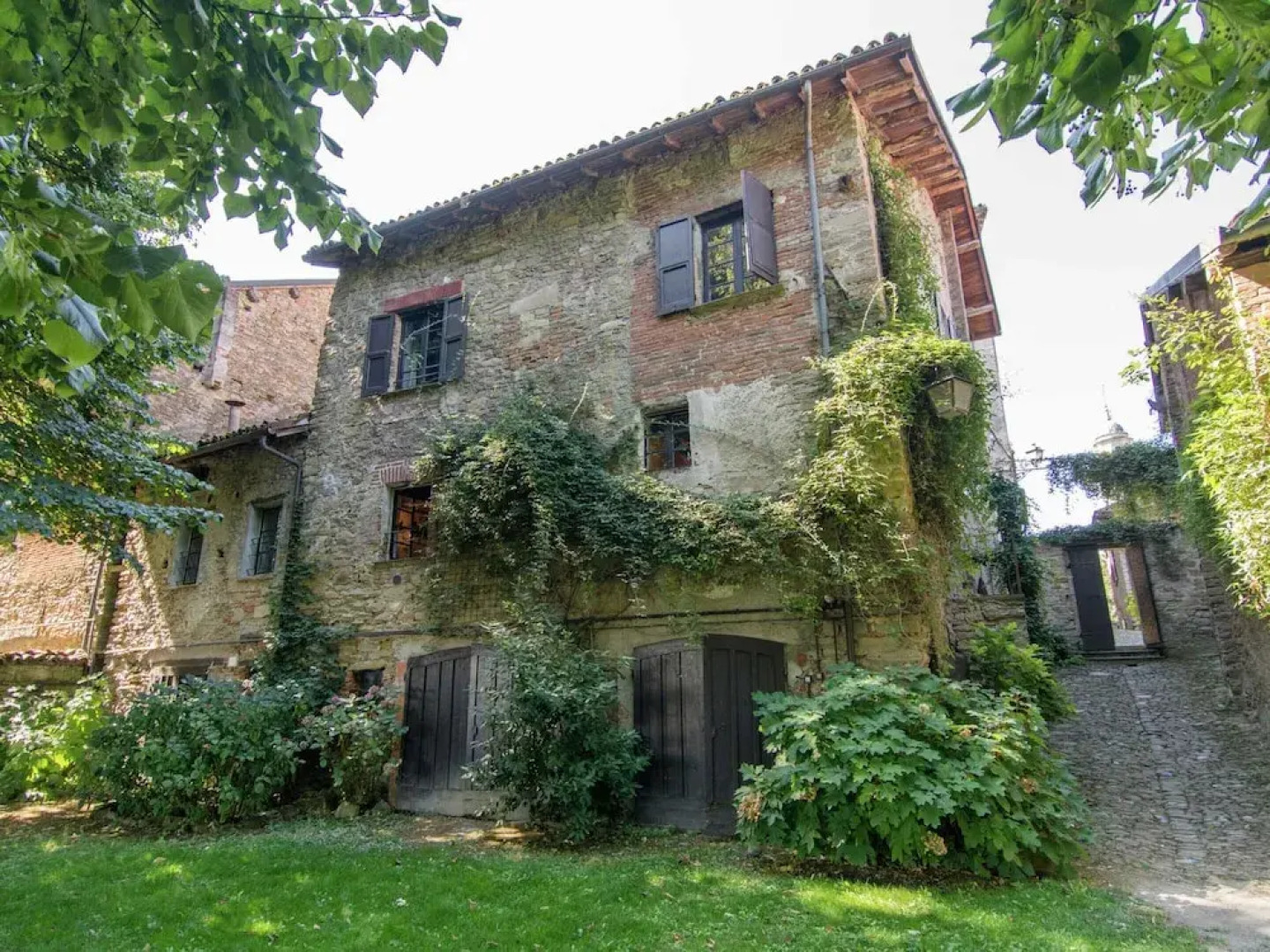 Guest House in Monferrato With Castle Views