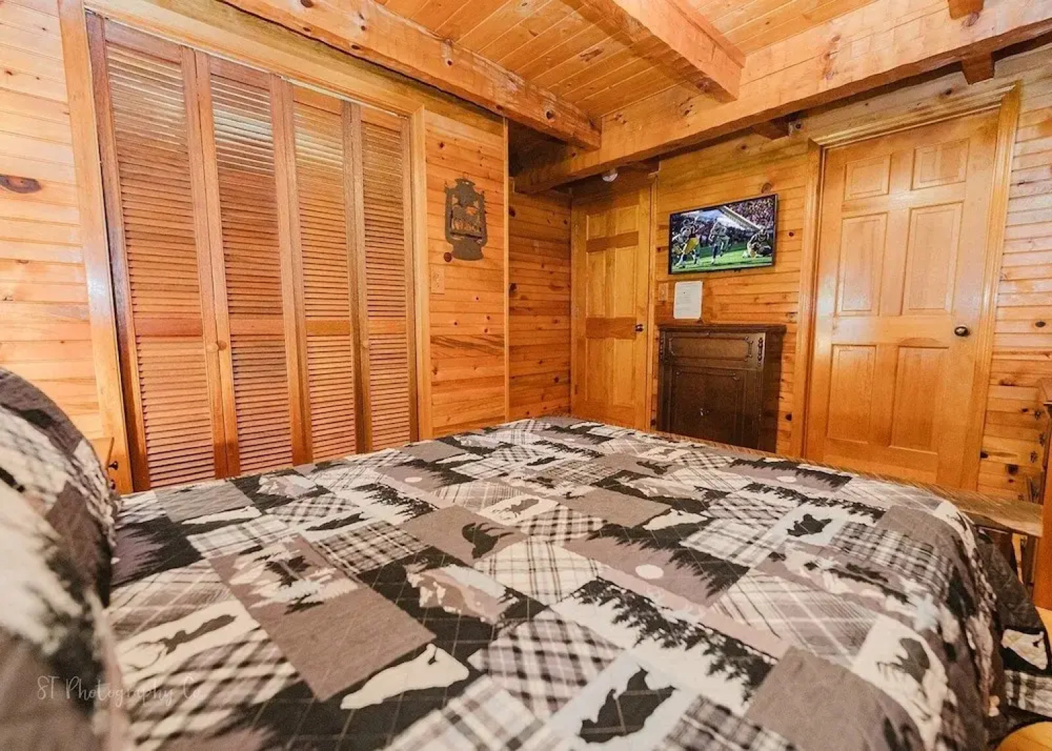 A Slice Of Heaven 2 Bedroom Cabin by RedAwning