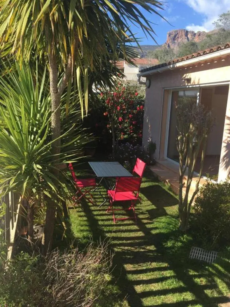 Charmant Studio Avec Piscine .