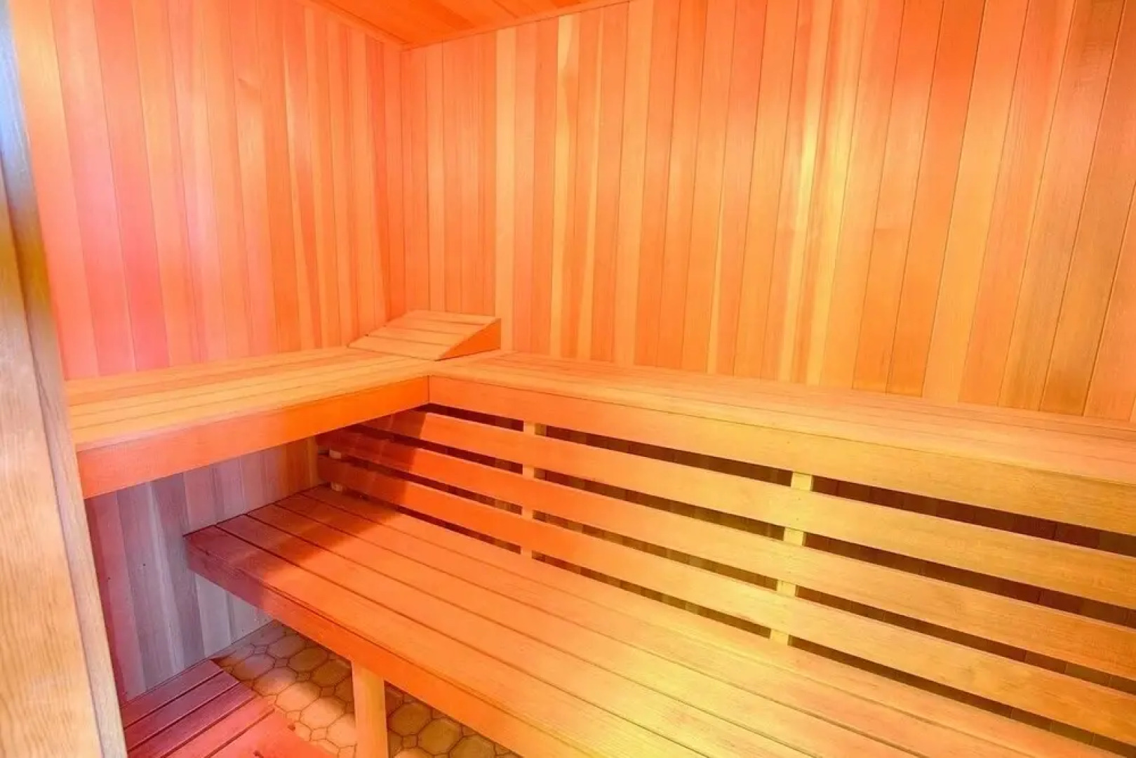 Lake View Glen 4 Bedroom Home by RedAwning