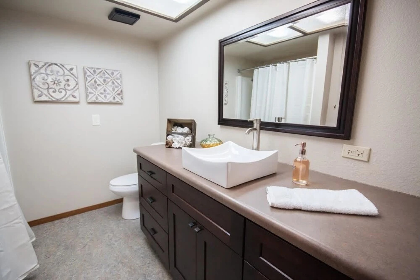 Terrace Place Guest House - Five Bedroom Home with Sea View