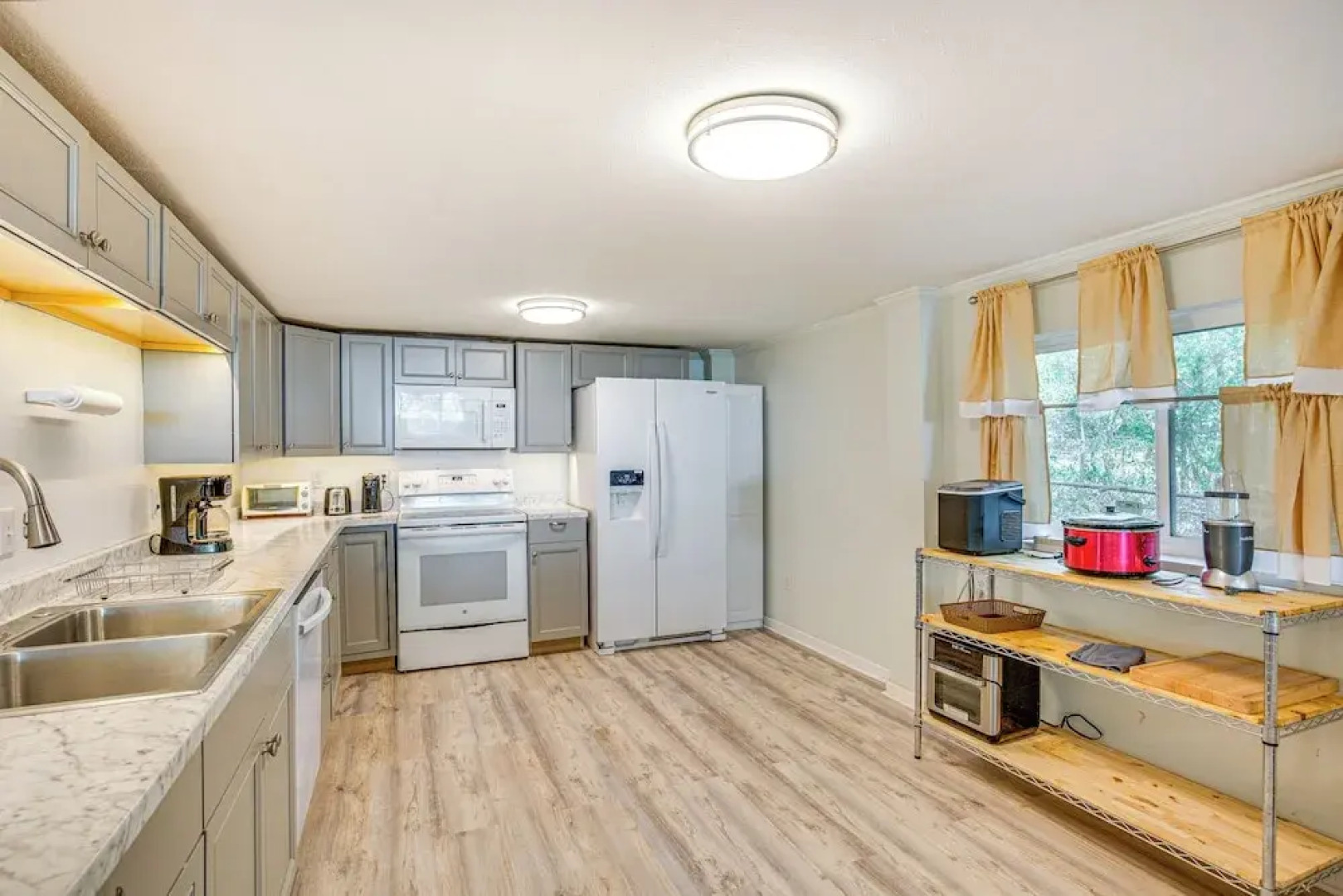 Cedar Creek Reservoir Retreat w/ Fire Pit + Deck!