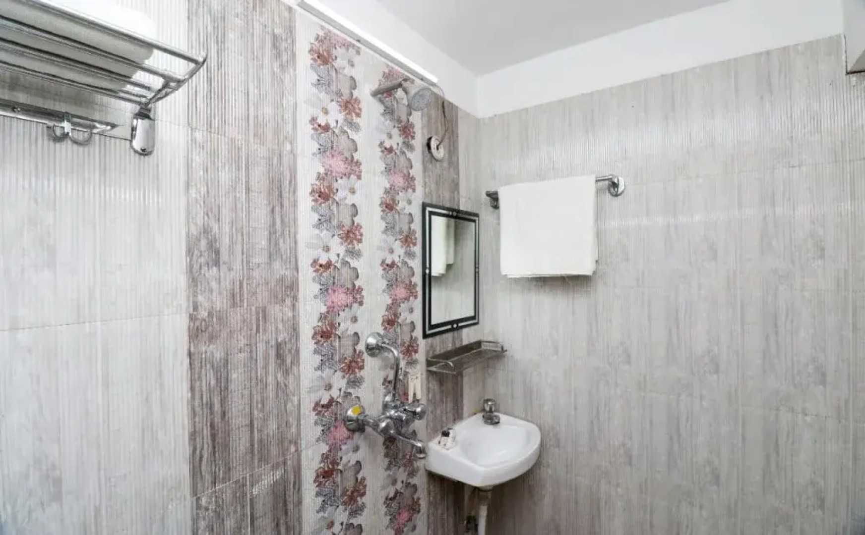 OYO 18682 Hotel Roshan