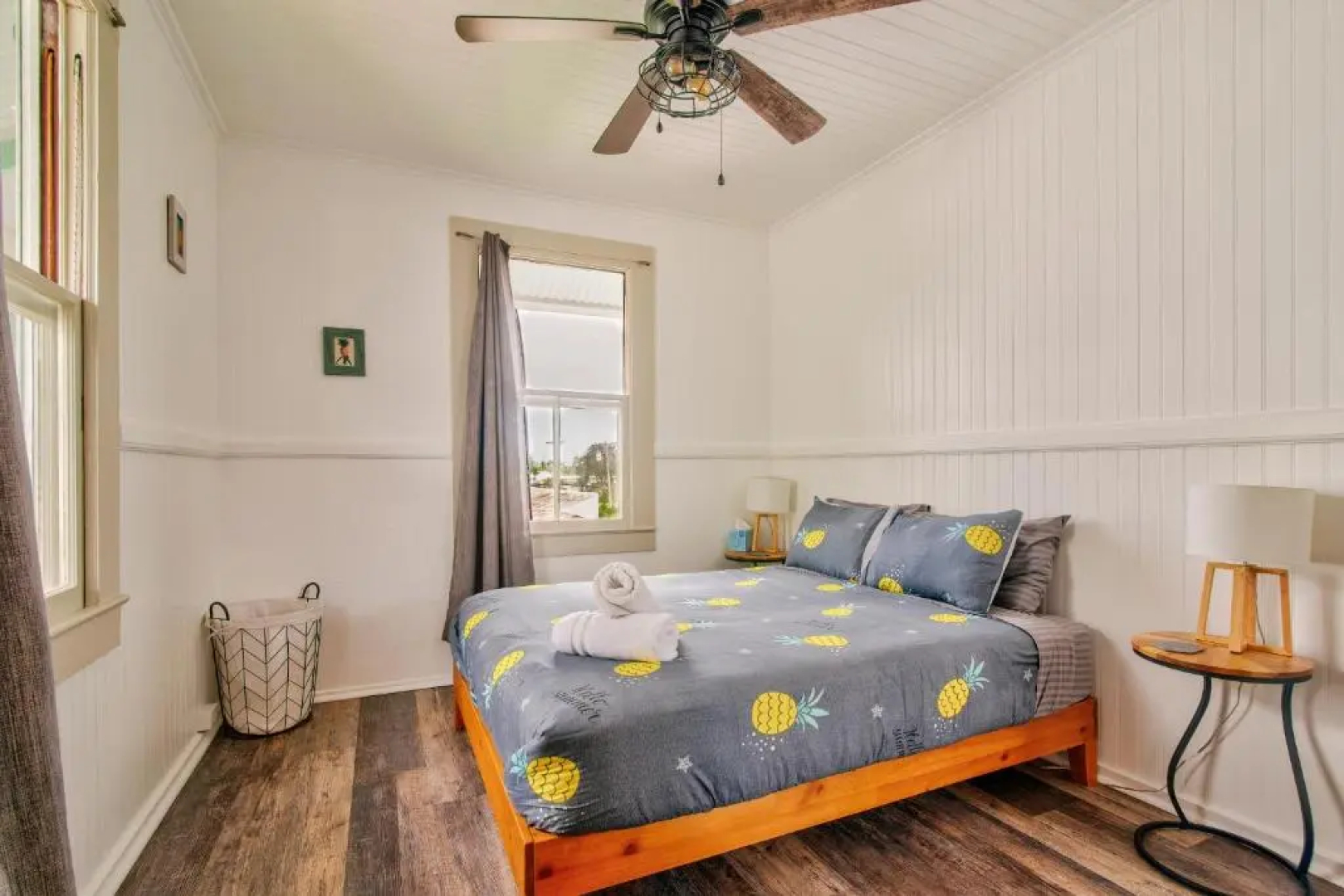 NEW - Pineapple Loft - Entire House Downtown Hilo with AC