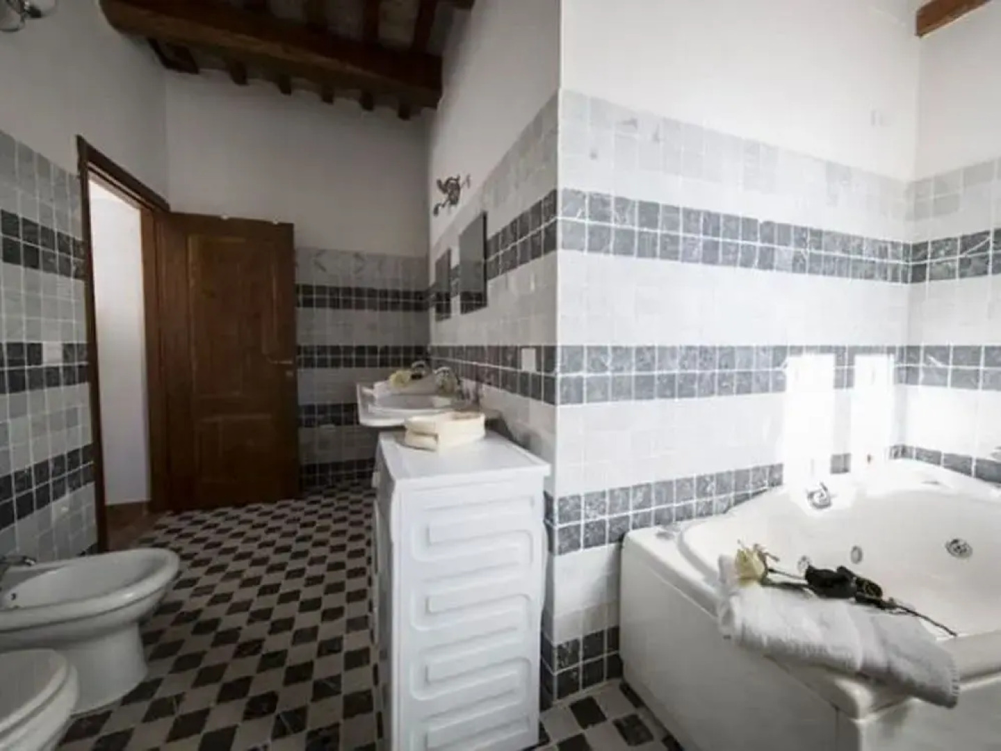 Charming Apartment in Ascoli Piceno Near Village