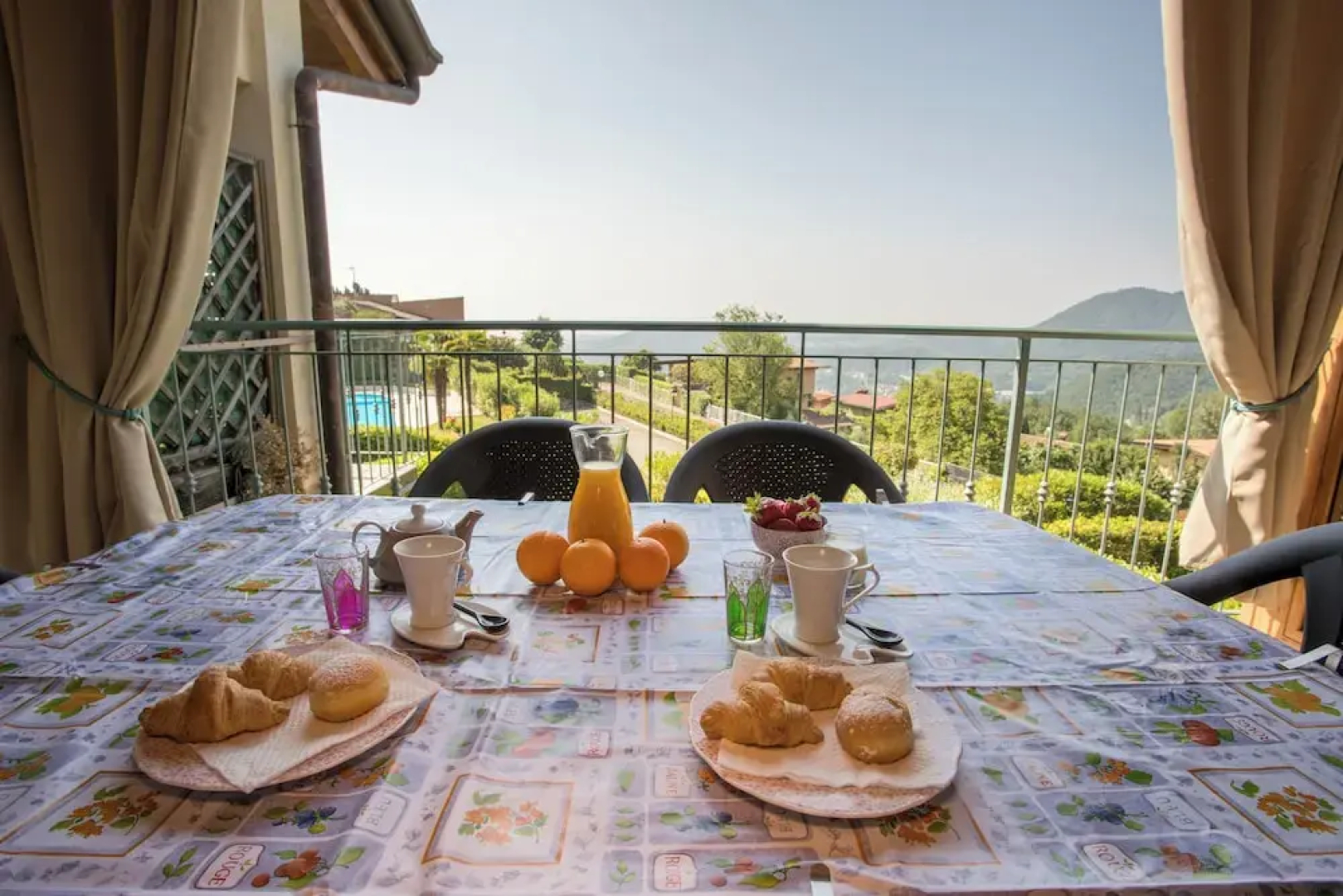 Blue Flat With Shared Pool and Private Garden Near Salò