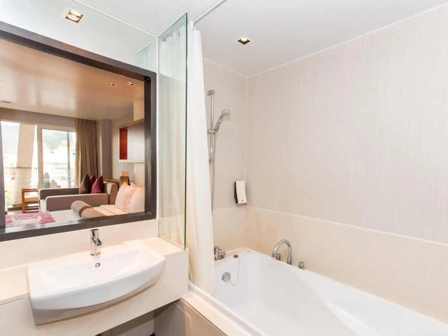 Отель ASHLEE Hub Hotel Patong