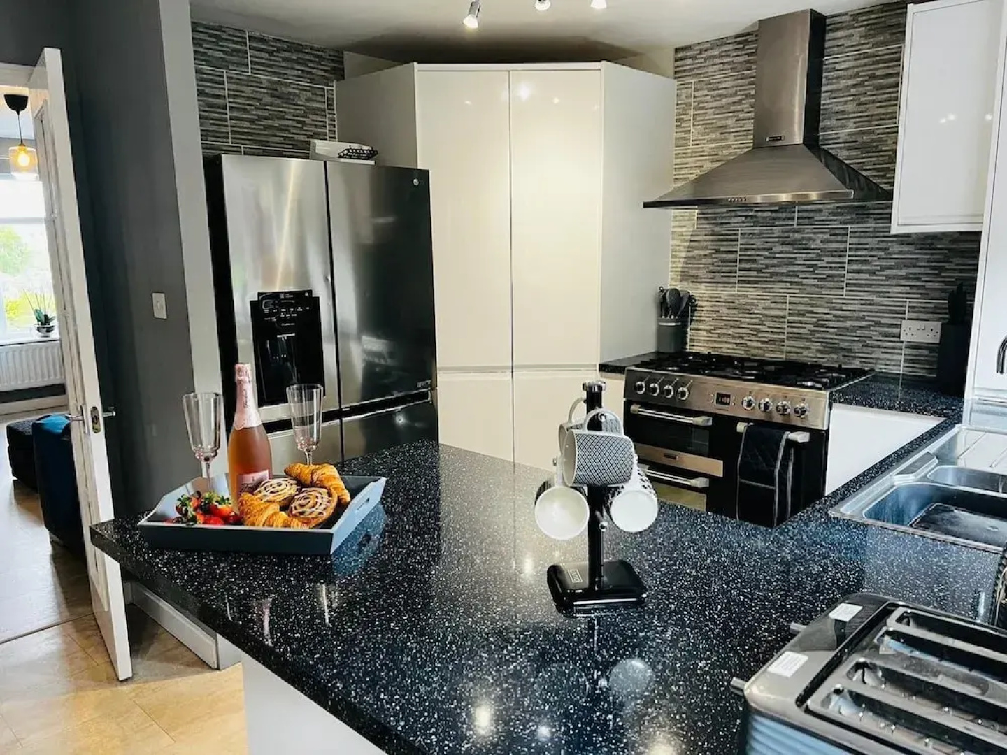 Luxury 4 bed House Sleeps 8, Enjoy in Comfort