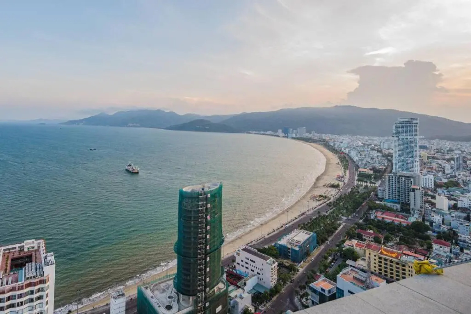 2BR luxury seaview apt 2' walking to the beach