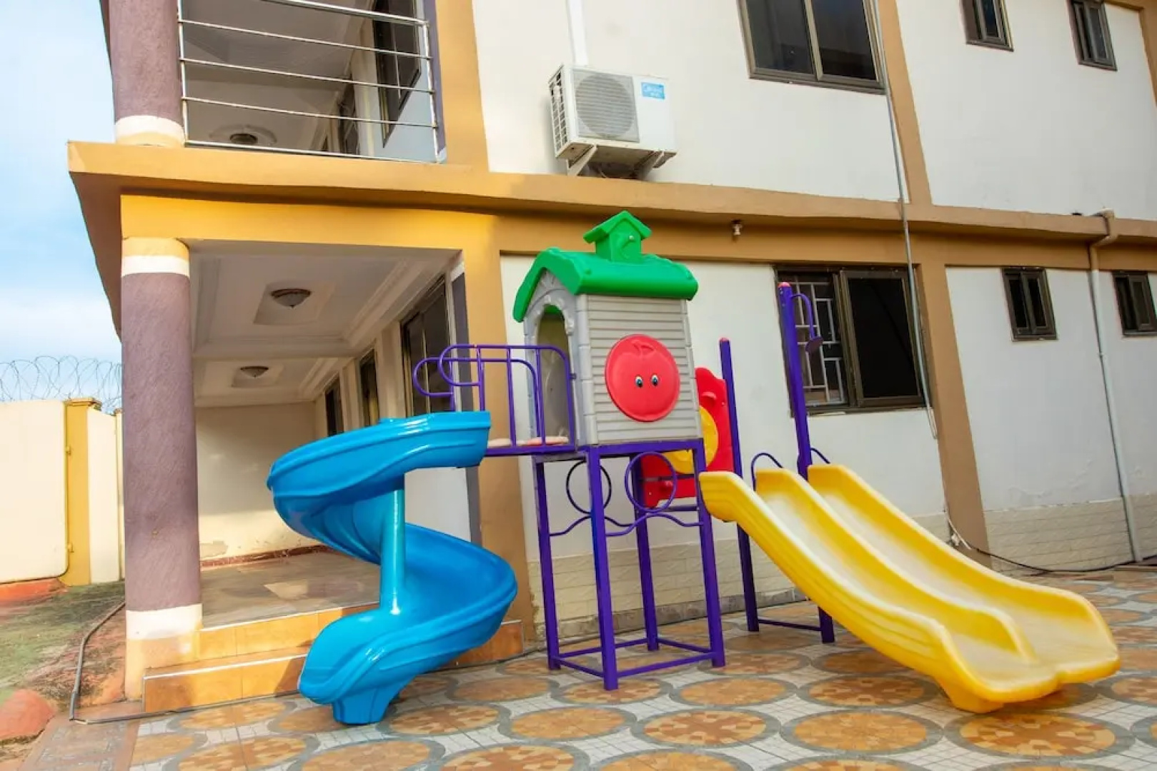 Glamossay Hotel
