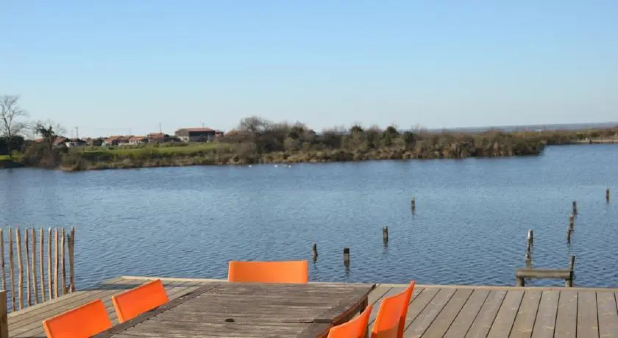 Maison au bord de leau au port de Larros
