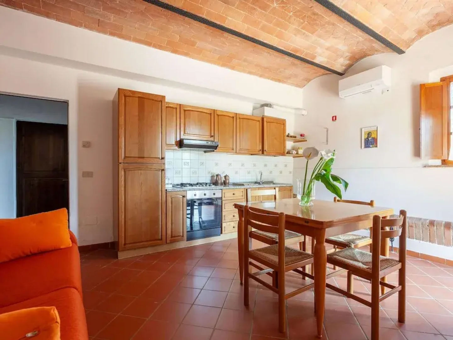 Tuscan Farmhouse in Peccioli with Swimming Pool near Lakes