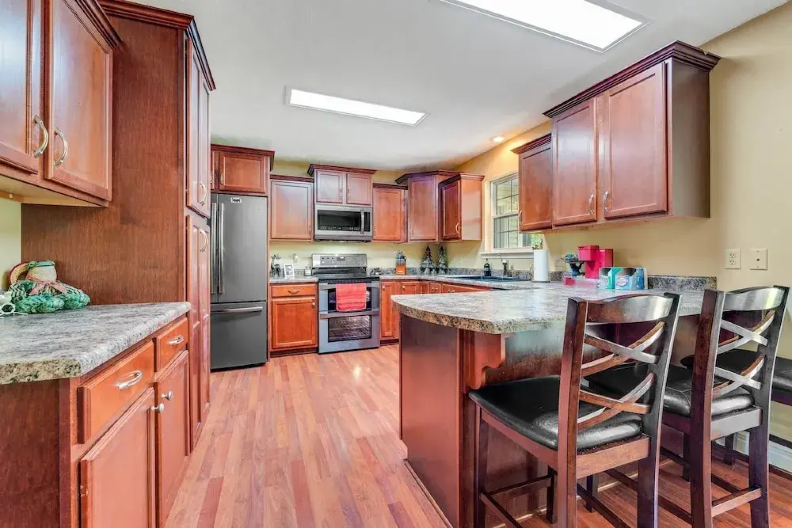 Flippin Haven: Spacious & Cozy Retreat 3 Bedroom Home by RedAwning
