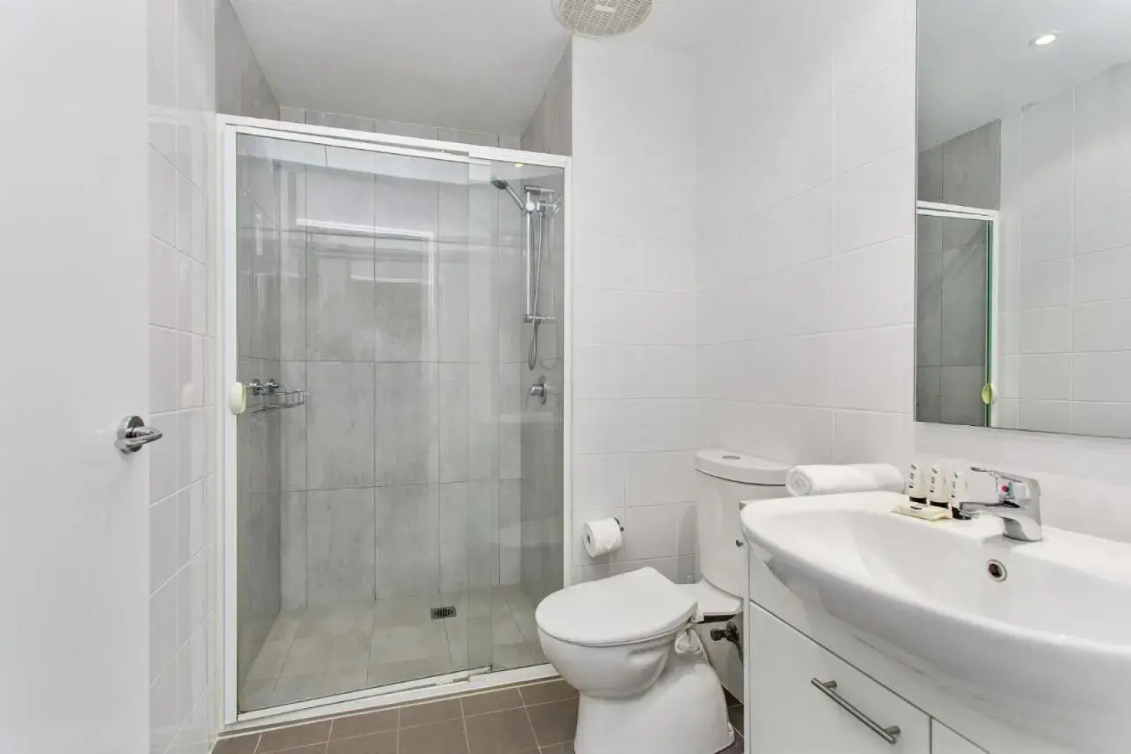 Spacious & High in the Skyplaza - 1bd 1bth Apt