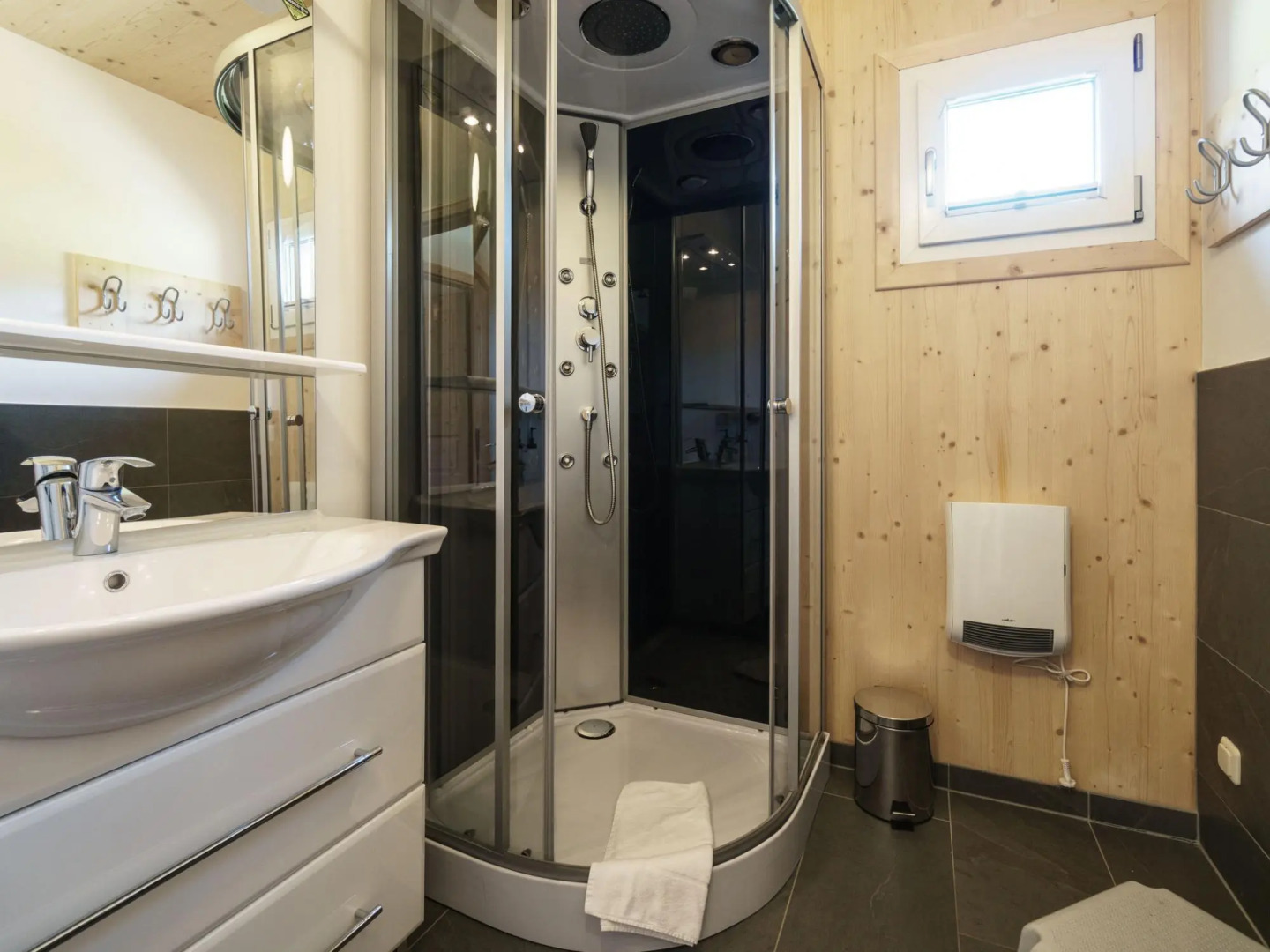 Chalet in Sankt Georgen on Ski Slopes