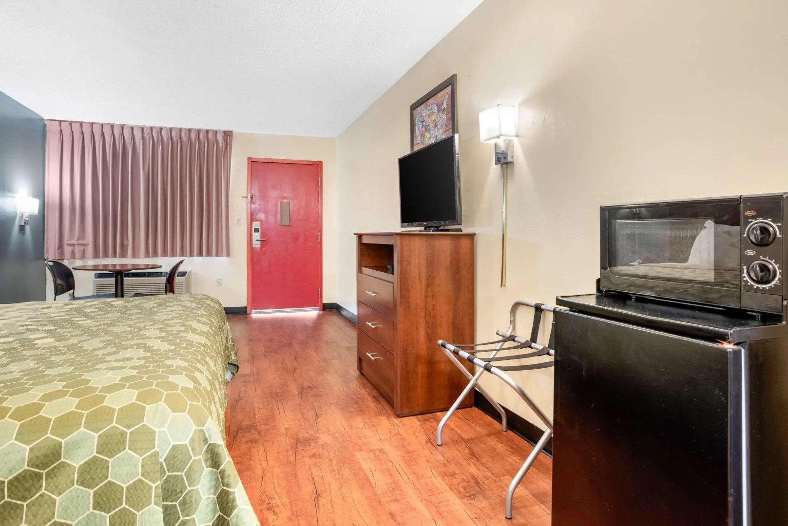 Econo Lodge Inn & Suites Forest