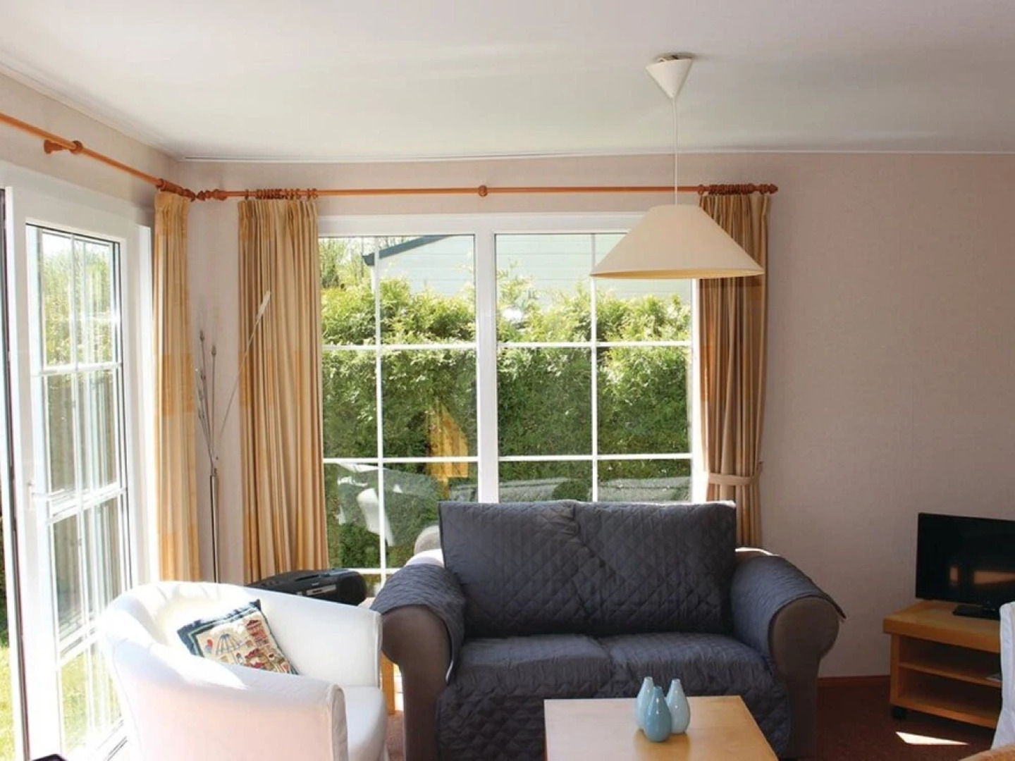 Nicely Furnished Chalet with Oven near Wadden Sea